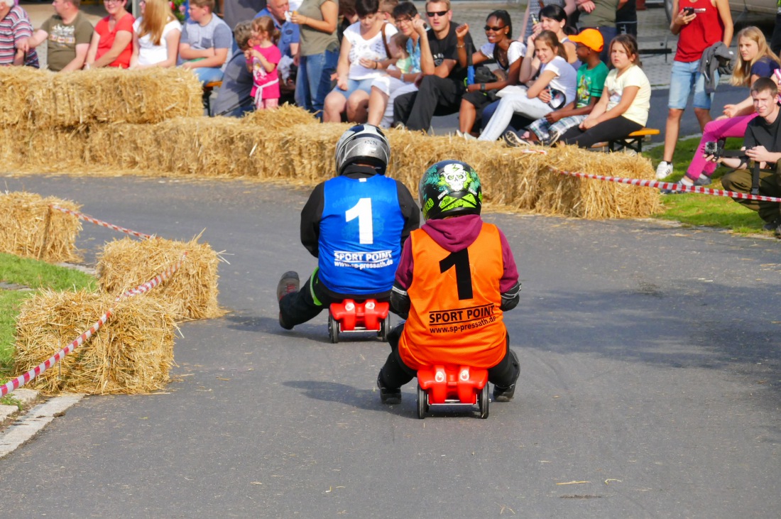 Foto: Martin Zehrer - Die Bobbycar-Fans hoffen an der Rennstrecke...<br />
<br />
Genial - Die legendären Bobbycar Meisterschaft in Preißach. <br />
"Den of Vice" veranstaltete heute das 3. Bobbycar-Rennen d 