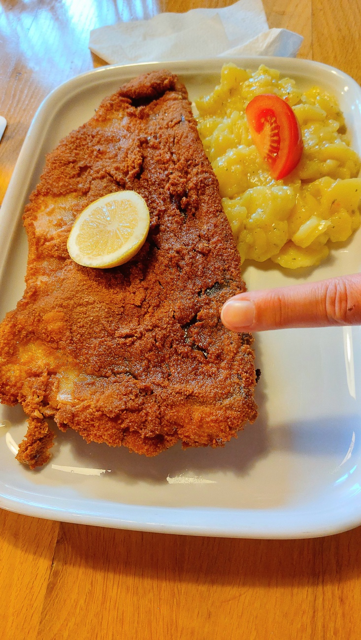 Foto: Martin Zehrer - Ein riesiges und sehr schmackhaftes Karpfen-Filet gabs beim Schmidt in Tremmersdorf zur Kirwa. 