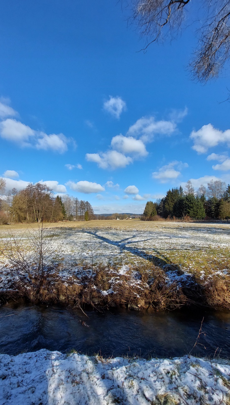 Foto: Martin Zehrer - 15. Februar 2025 - blauer Himmel, ein wenig Schnee und strahlender Sonnenschein bei Kemnath.  