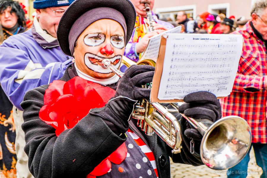 Foto: Martin Zehrer - Faschingszug durch Waldeck. Am Sonntag, den 15.2.2015 war es wieder so weit. Ein langer Zug<br />
mit zig Gaudiwagen und Hunderten Narren zog durch den Waldecker Markt. Mit vi 