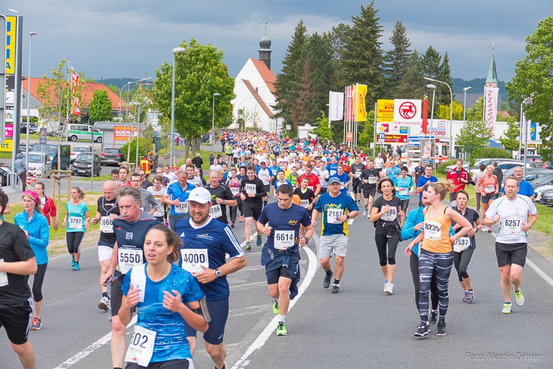 Foto: Martin Zehrer - Nofi-Lauf 2017: Start am Stadtplatz und Ziel beim Siemens... 5,9 Kilometer durch Kemnath und rund herum. Mehr als 8000 Teilnehmer fanden sich in Kemnath zusammen um die S 