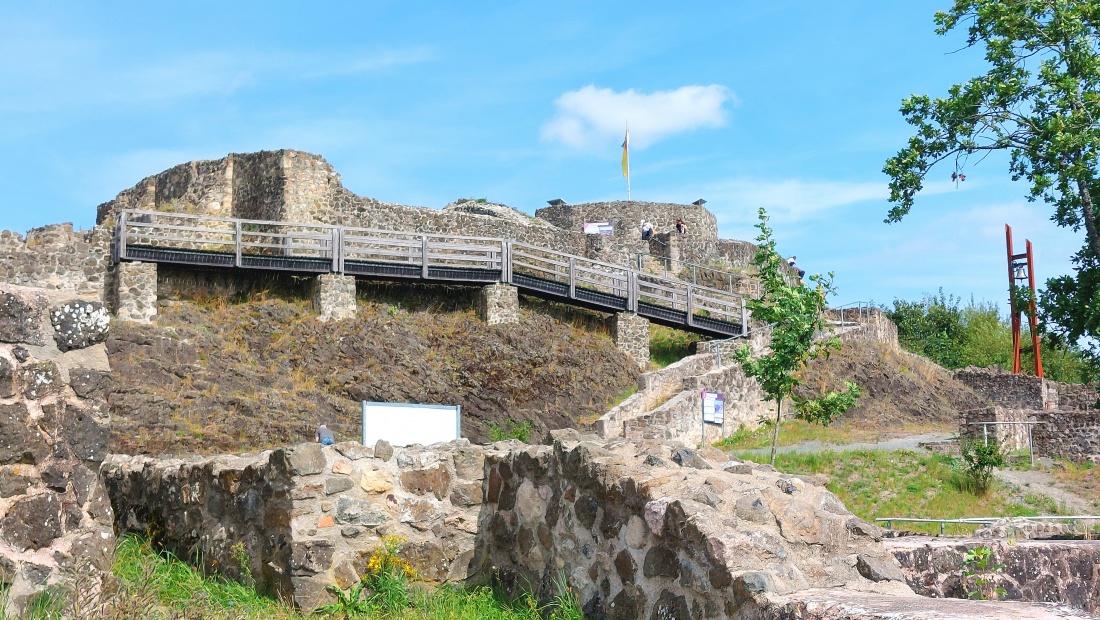 Foto: Martin Zehrer - Wunderschönes Plätzchen - Die Ruinen auf dem Waldecker Schlossberg erforschen. 