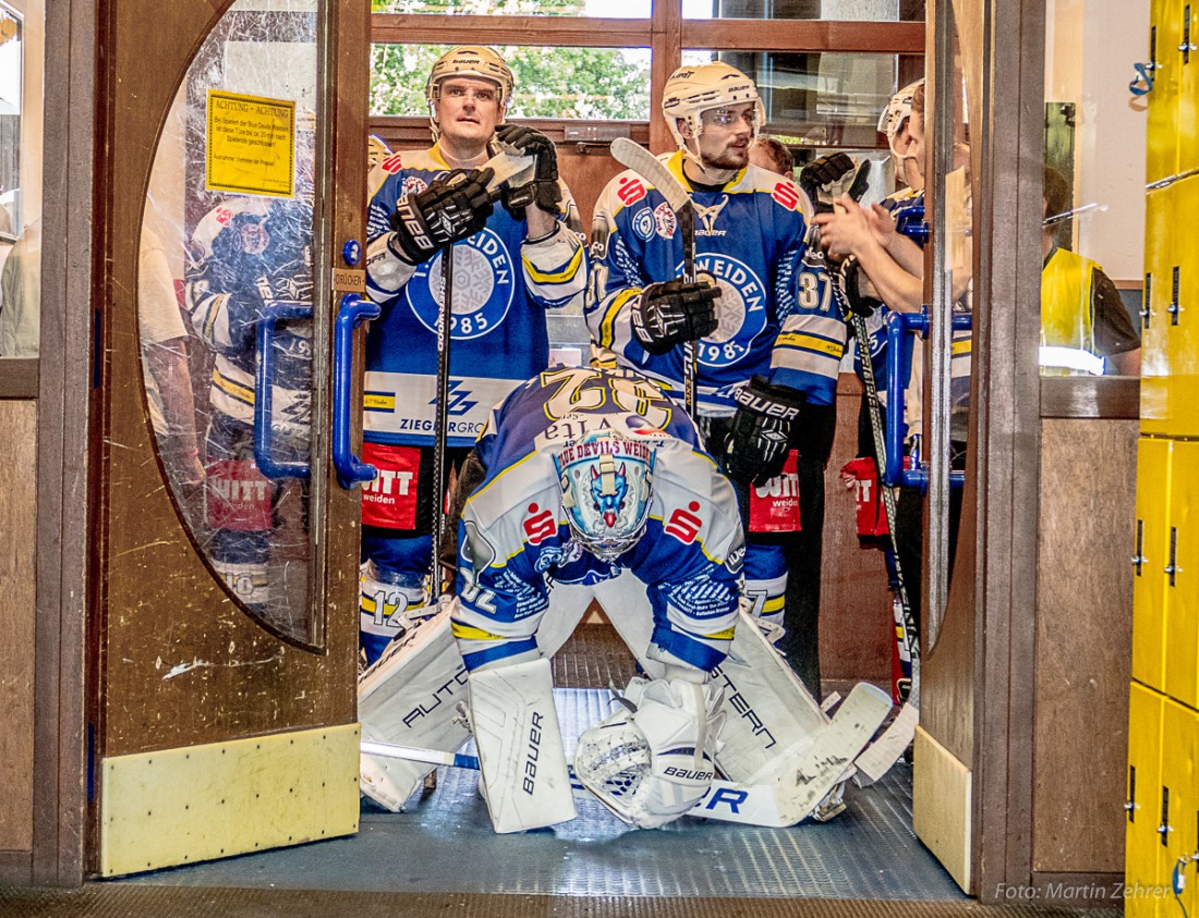 Foto: Martin Zehrer - Gleich gehts los...<br />
<br />
Hinter den Kulissen...<br />
<br />
Die Blue Devils gewinnen den Vorbereitungsauftakt vor über 1000 Fans gegen den DEL2-Club Eispiraten Crimmitschau mit 5:4  