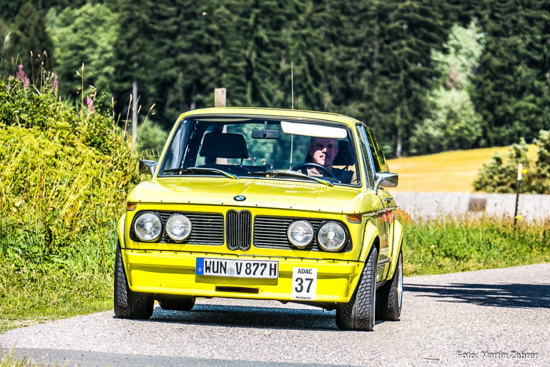 Foto: Martin Zehrer - 02er BMW. Auch dieser wunderschöne, zitronengelbe BMW-Oldtimer fand den Weg zum Armesberg hoch. Die Oldtimerausfahrt des MSC-Wunsiedel machte am Mesnerhaus auf dem Armesb 