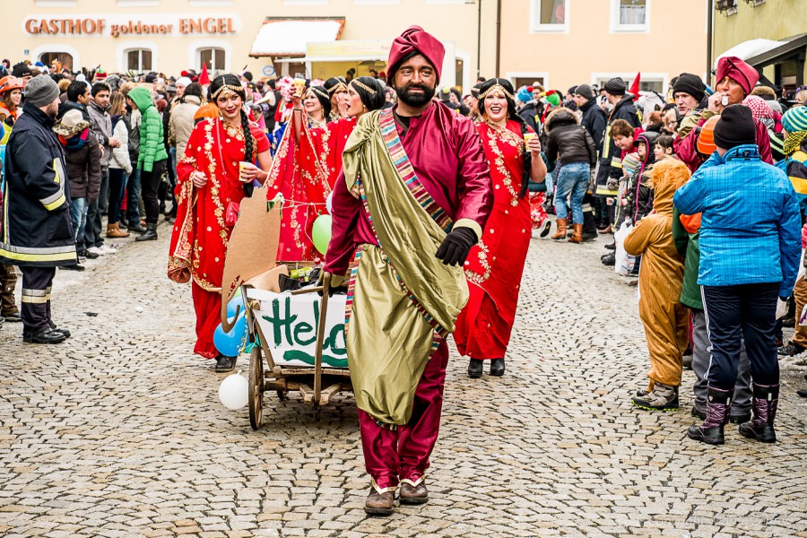 Foto: Martin Zehrer - Faschingszug durch Waldeck. Am Sonntag, den 15.2.2015 war es wieder so weit. Ein langer Zug<br />
mit zig Gaudiwagen und Hunderten Narren zog durch den Waldecker Markt. Mit vi 