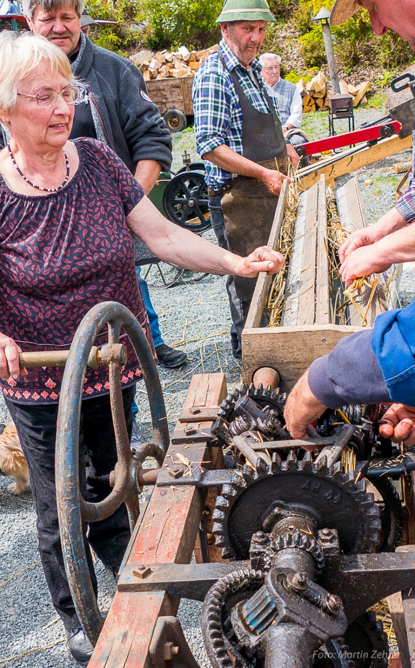 Foto: Martin Zehrer - Bulldogtreffen Kirchenpingarten: Auch die Strohseil-Macher waren da. Mit einer alten Drillmaschine angereist, zeigten diese Handwerker dem Publikum, wie in früher Zeit da 