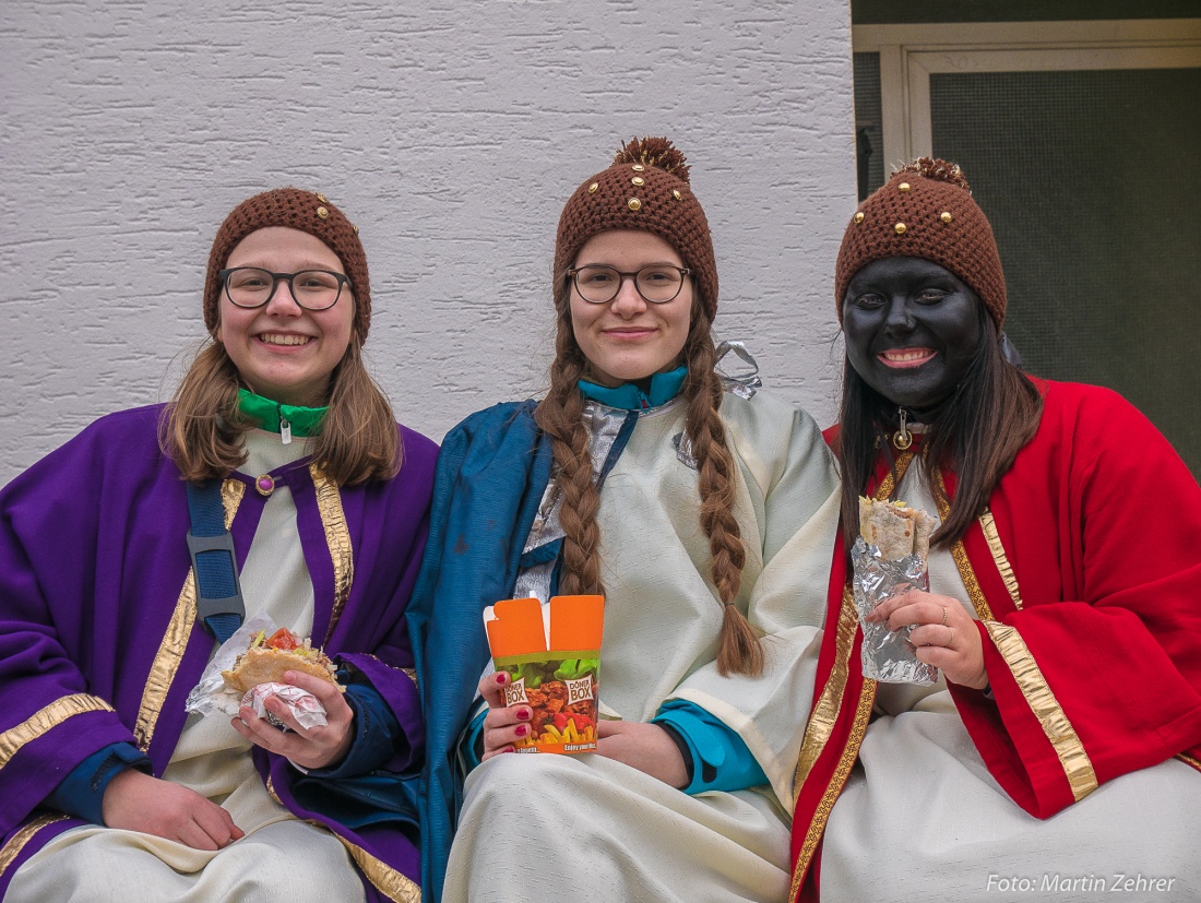 Foto: Martin Zehrer - Heilige Drei Könige am 6. Januar 2018...<br />
<br />
Hier habe ich die Sternsingerinnen bei ihrer Mittagspause, in Erbendorf auf einer Bank, angetroffen. <br />
Nachdem sie bereits unz 