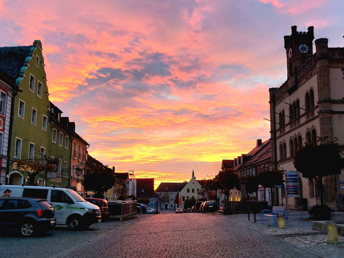 Foto: Martin Zehrer - Was für ein wunderschöner Abendrot-Feierabend auf dem kemnather Stadtplatz...<br />
<br />
23.10.2024 um 18:09 Uhr bei ca. +10 Grad Temperatur.  