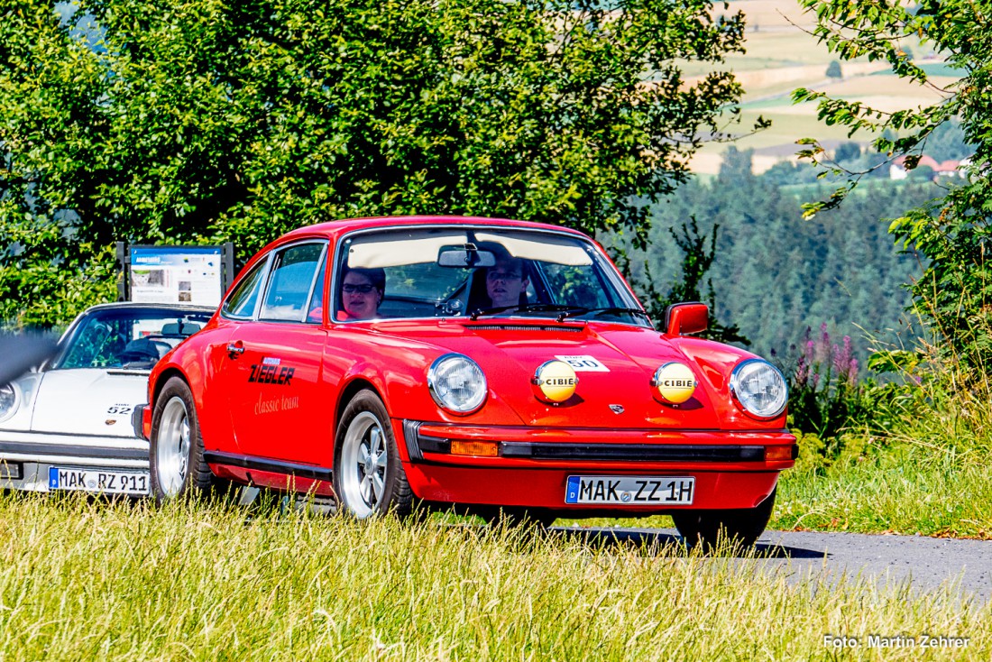 Foto: Martin Zehrer - Ein Porsche 911 auf dem Armesberg. Hier führte die Ausfahrt der Oldtimer herauf. Die Wunsiedler veranstalteten ein Oldtimertreffen. 