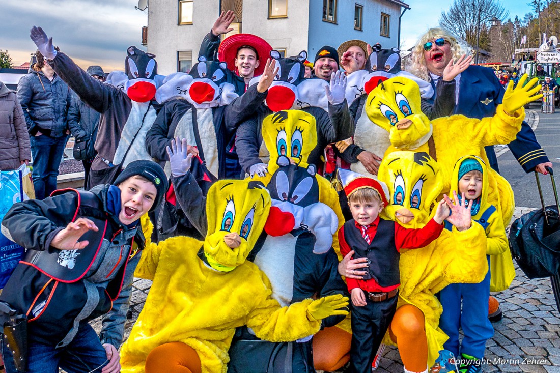 Foto: Martin Zehrer - 44. Faschingszug durch Waldeck am 7. Februar 2016!<br />
<br />
Tanzen, lachen und Gaudi machen ;-)<br />
<br />
Viele Gaudiwagen und unzählige Besucher trafen in Waldeck aufeinander.<br />
Die M 