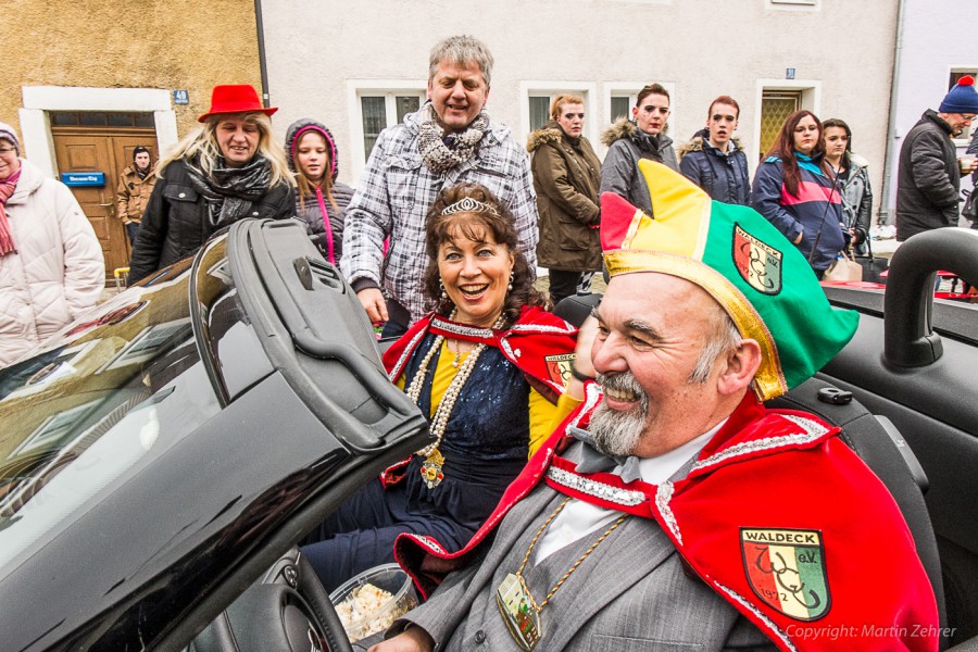 Foto: Martin Zehrer - Faschingszug durch Waldeck. Am Sonntag, den 15.2.2015 war es wieder so weit. Ein langer Zug<br />
mit zig Gaudiwagen und Hunderten Narren zog durch den Waldecker Markt. Mit vi 