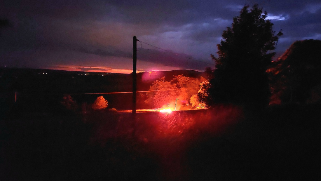 Foto: Martin Zehrer - Im Vorbeifahren entdeckt...<br />
Das Sonnenwendfeuer des MCS-Schönreuth am Zinster Hügel.<br />
<br />
Ursprünglich loderte das Feuer meterhoch gegen den Himmel. Hier ist es bereits we 