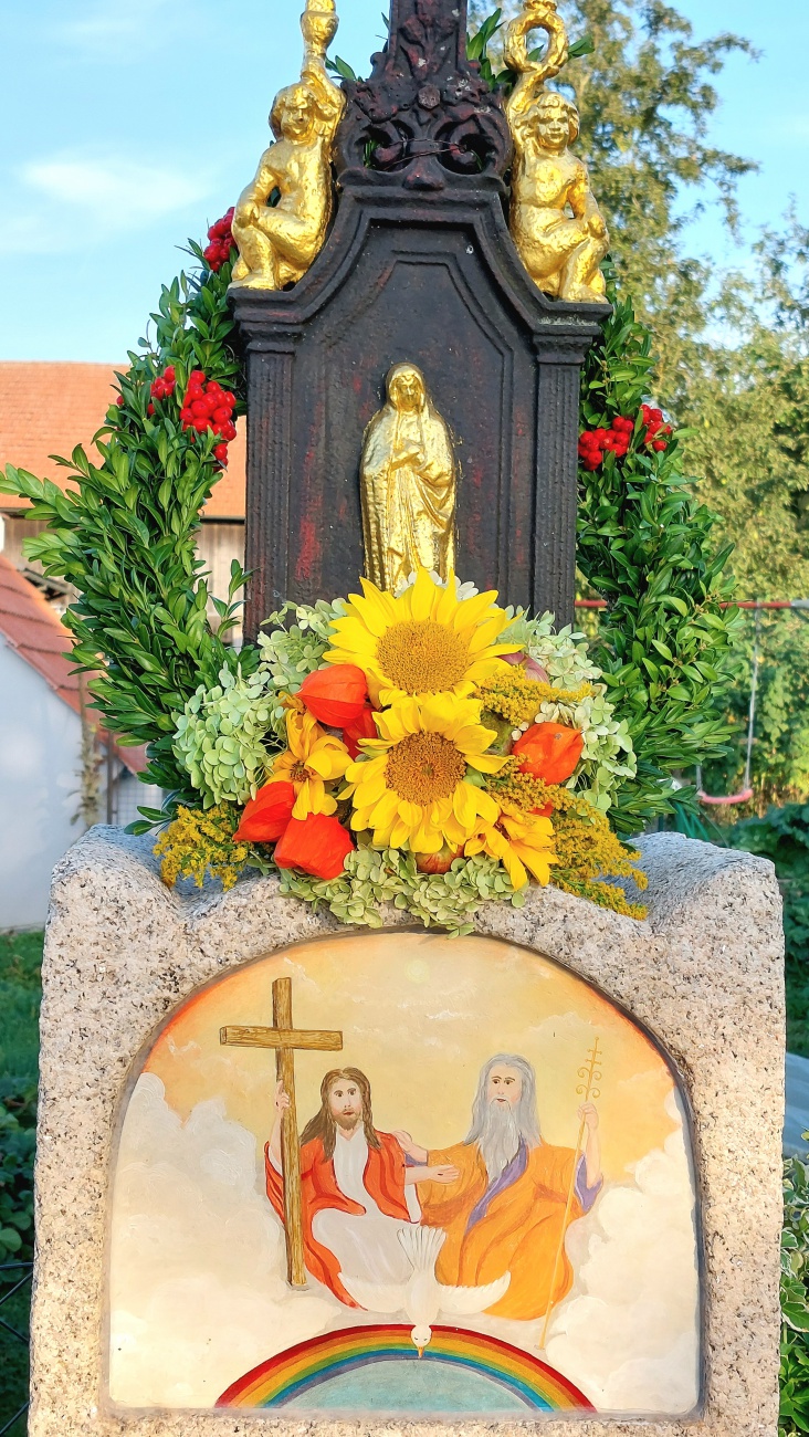 Foto: Martin Zehrer - Wunderschön mit Blumen geschmückt...<br />
Am 1. September 2024 feierten die Godaser das 25 jährige Bestehen des Glockenturms.<br />
Verziert mit Blumenschmuck strahlte der Turm an 