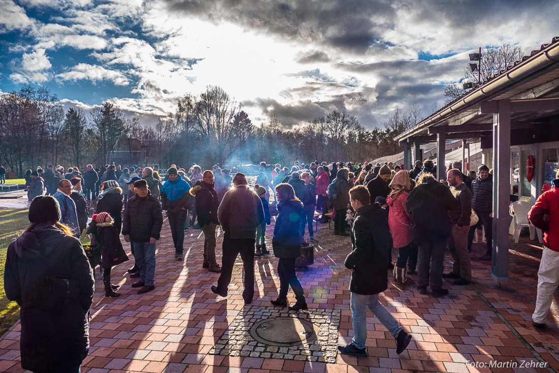 Foto: Martin Zehrer - Ein tolles Wetter für ein gelungenes Event. Das 16. Neujahrsschwimmen am 1. Januar 2018 im Freibad von Immenreuth war eine tolle Aktion der Wasserwacht von Kemnath.  