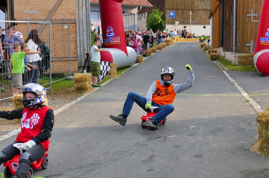 Foto: Martin Zehrer - Genial - Die legendären Bobbycar Meisterschaft in Preißach. <br />
"Den of Vice" veranstaltete heute das 3. Bobbycar-Rennen durch die Ortschaft Preißach. <br />
Zig Starter rasten  