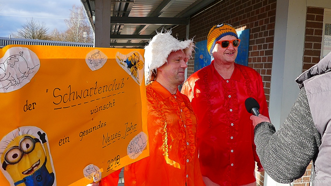 Foto: Martin Zehrer - Zwei Mitglieder des Schwartenclubs gaben nach dem Schwimmeinsatz im eiskalten Wasser des Freibads von Immenreuth ein Interview in die Kamera eines regionalen Fernseh-Send 