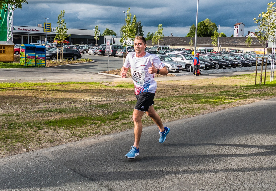 Foto: Martin Zehrer - Nofi-Lauf 2017: Start am Stadtplatz und Ziel beim Siemens... 5,9 Kilometer durch Kemnath und rund herum. Mehr als 8000 Teilnehmer fanden sich in Kemnath zusammen um die S 