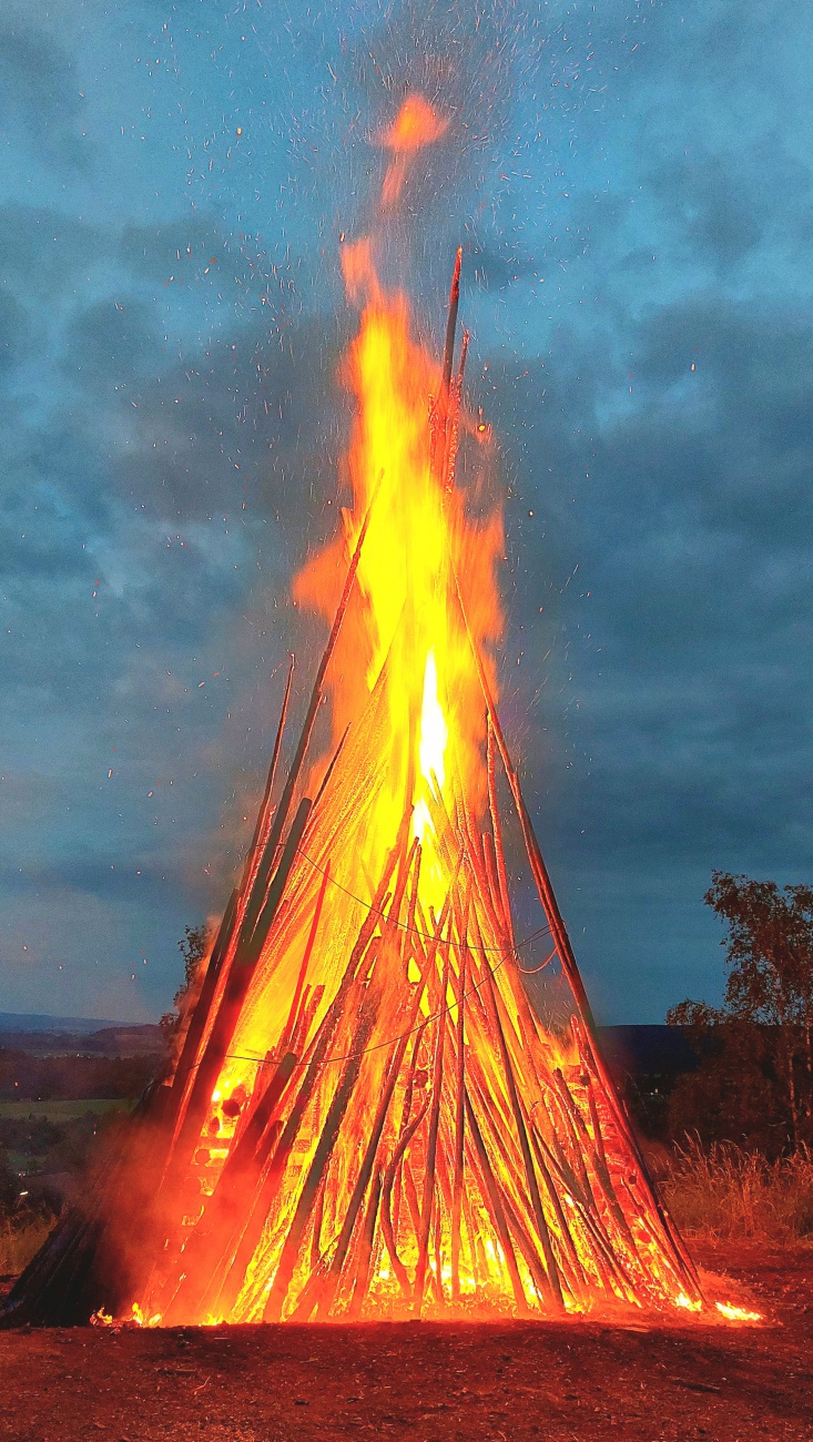 Foto: Martin Zehrer - Das riesige Johannisfeuer auf der Schadenreuther Platte. <br />
Es strahlte eine unbeschreibliche Hitze in die Umgebung aus und war weithin ins Land sichtbar. <br />
Sehr viele Bes 