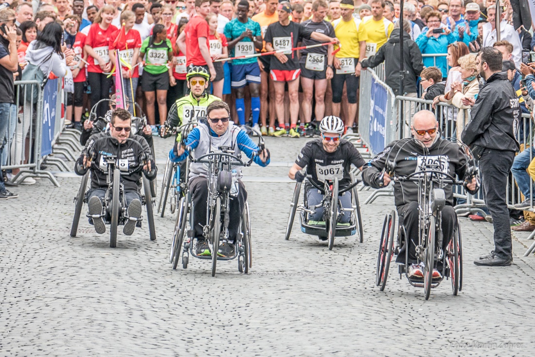 Foto: Martin Zehrer - Das erste Starterfeld rollt los...<br />
<br />
Nofi-Lauf 2017: Start am Stadtplatz und Ziel beim Siemens... 5,9 Kilometer durch Kemnath und rund herum. Mehr als 8000 Teilnehmer fa 