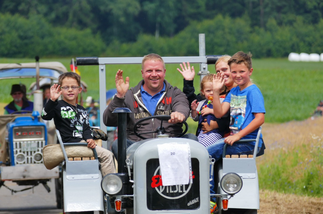 Foto: Martin Zehrer - Traktortreffen 2016 in Oberwappenöst<br />
Trotz Regen am Vormittag kamen an diesem Sonntag ca. 120 Oldtimer-Bulldogs und unzählige Besucher. Zum Mittag hin klarte das Wetter  