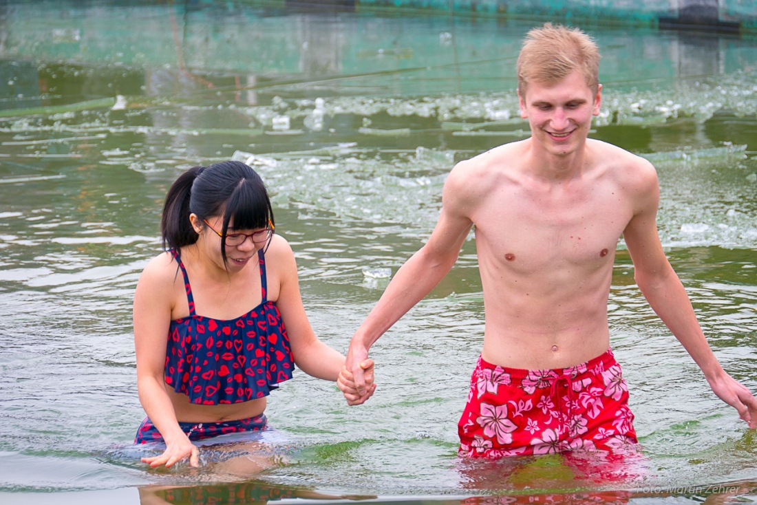 Foto: Martin Zehrer - Neujahrs-Schwimmen in Immenreuth bei ca. -5 Grad Außentemperatur und im eisig kalten Wasser...<br />
<br />
Bereits das 15. Mal springen nur die härtesten Badegäste ins Wasser des  