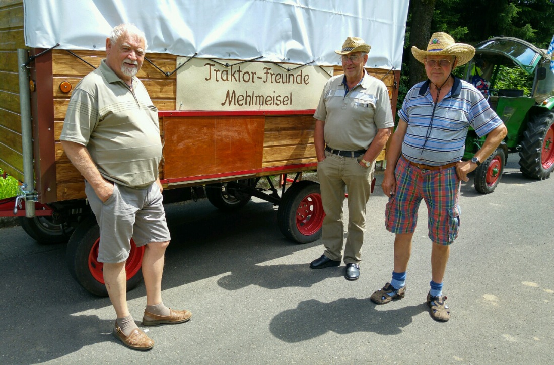 Foto: Martin Zehrer - Traktor-Freunde Mehlmeisel...<br />
Mit den Bulldogs in den Bayrischen Wald zum Bulldogtreffen und wieder zurück.<br />
Mit im Anhang... Ein selbst gebauter  Wohnanhänger und ein V 