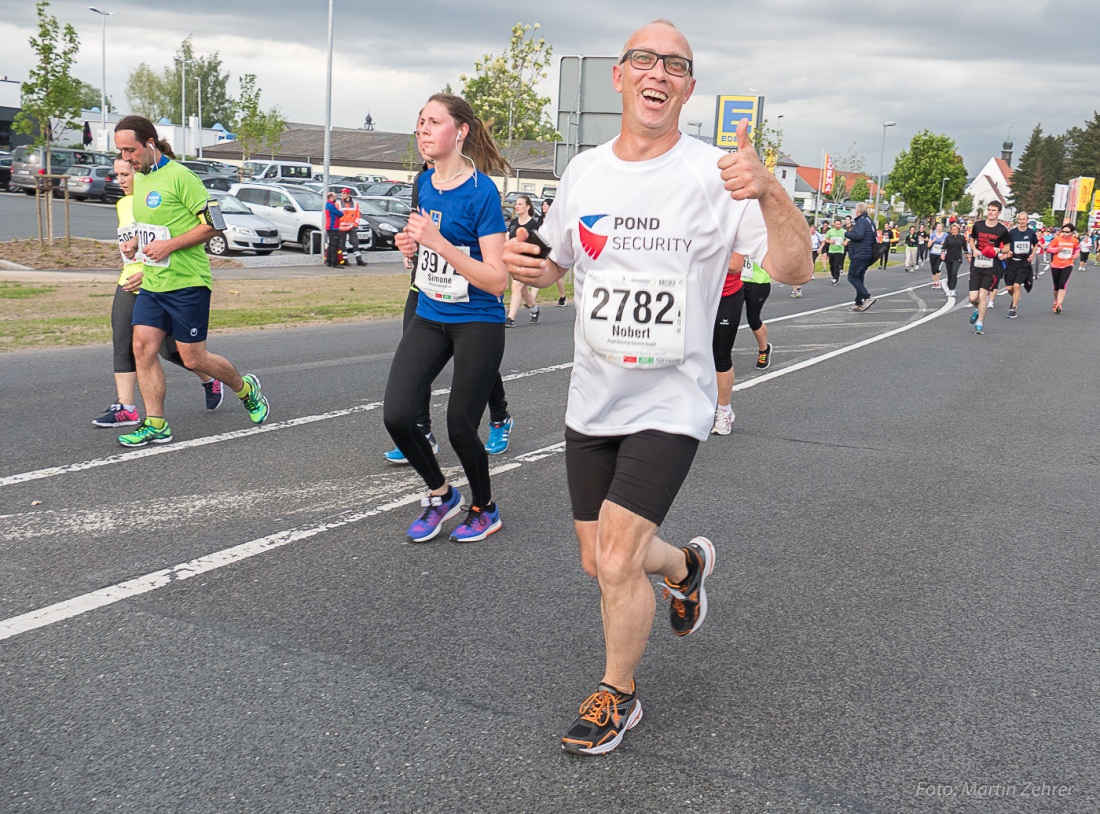 Foto: Martin Zehrer - Nofi-Lauf 2017: Start am Stadtplatz und Ziel beim Siemens... 5,9 Kilometer durch Kemnath und rund herum. Mehr als 8000 Teilnehmer fanden sich in Kemnath zusammen um die S 