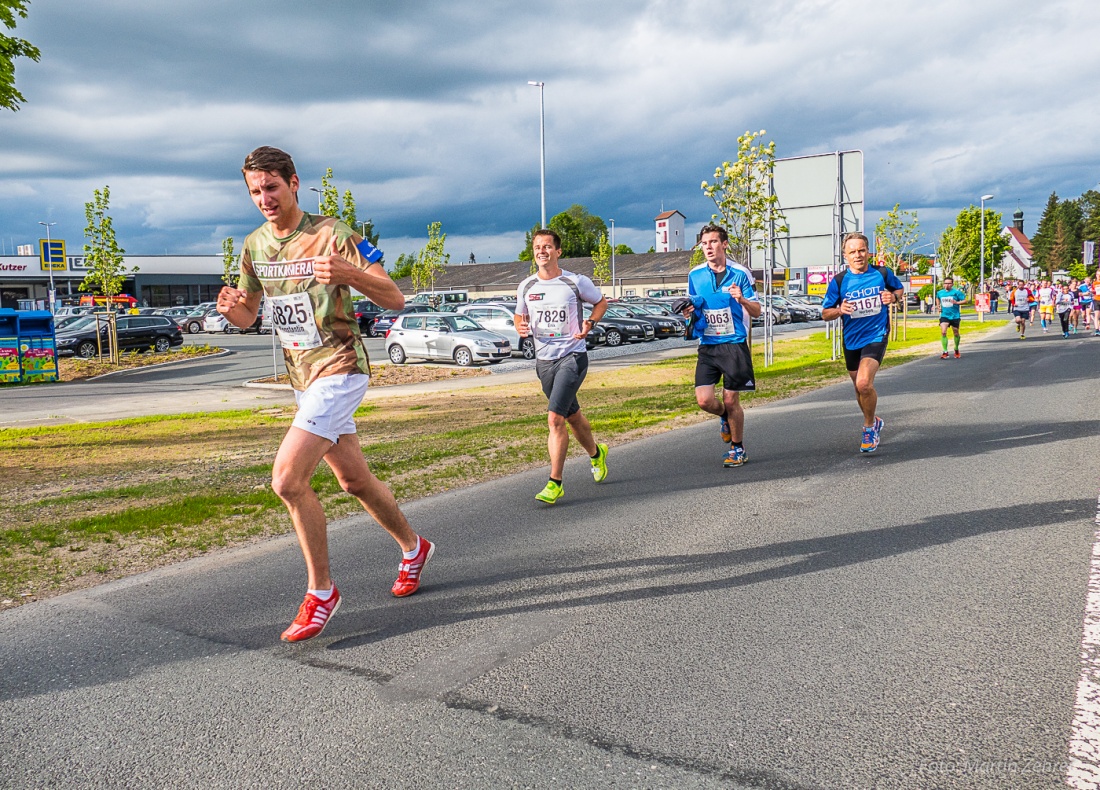 Foto: Martin Zehrer - Nofi-Lauf 2017: Start am Stadtplatz und Ziel beim Siemens... 5,9 Kilometer durch Kemnath und rund herum. Mehr als 8000 Teilnehmer fanden sich in Kemnath zusammen um die S 