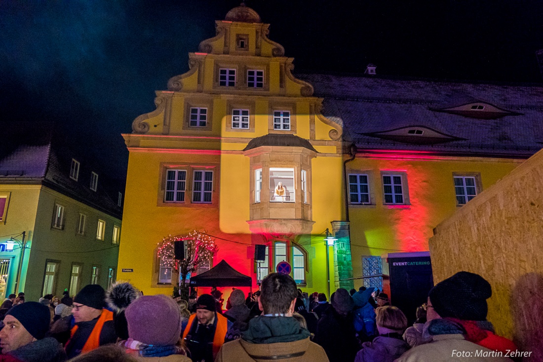 Foto: Martin Zehrer - Verkündung aus dem Polizeigebäude... Das Kemnather Christkind liest die Weihnachtsgeschichte und zahlreiche kleine und große Besucher des kemnather candle-light-shoppings 