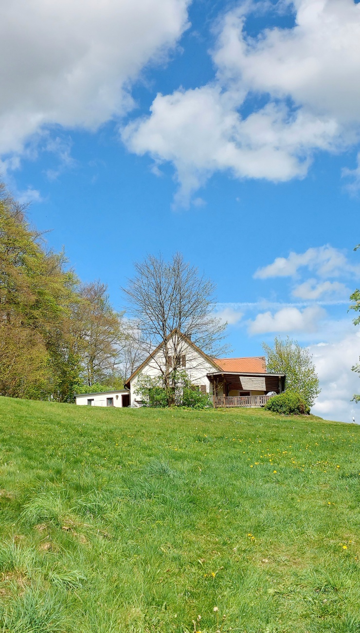 Foto: Martin Zehrer - Das Mesnerhaus auf dem Armesberg. <br />
Perfekte Aussicht, gute Küche, einzigartige Natur und eine wunderschöne Kirche oben auf dem Armesberg-Gipfel.  