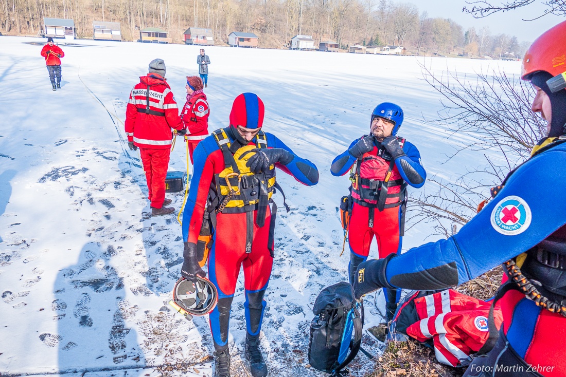 Foto: Martin Zehrer - Wasserwacht Eschenbach: Vorbereitung zur Rettungsübung auf dem Rußweiher in Eschenbach. Es wird gleich jemand ins Eis einbrechen... 