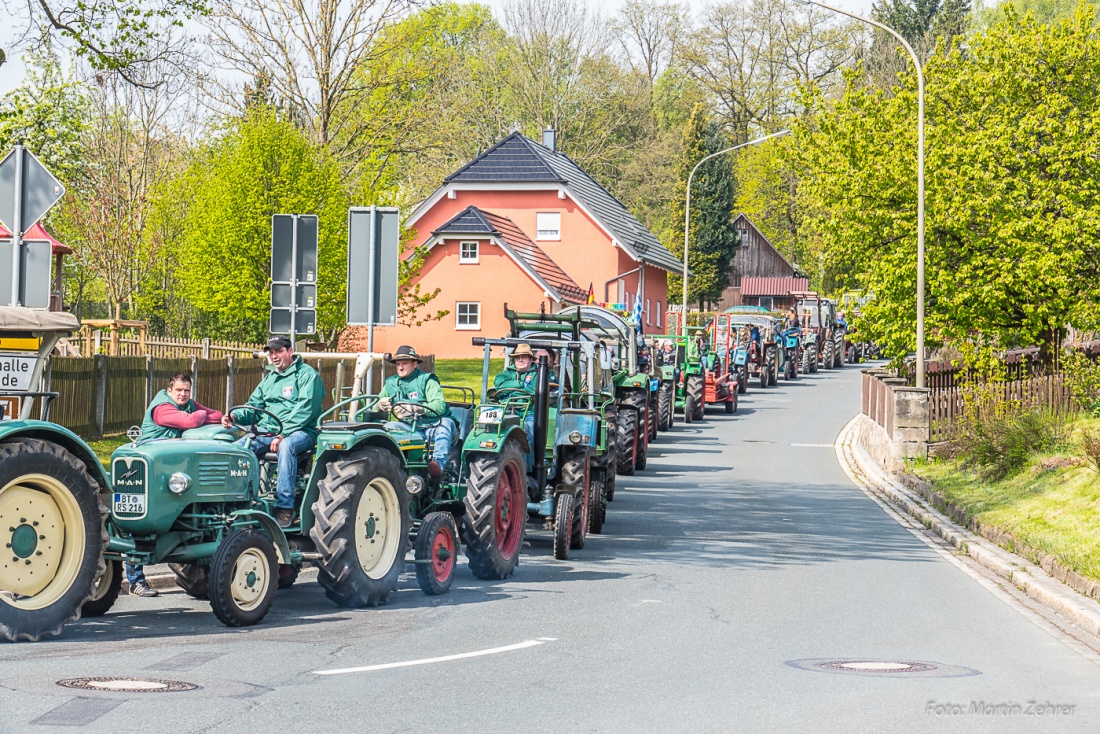 Foto: Martin Zehrer - Immer mehr Bulldogs trafen zum Traktortreffen in Kirchenpingarten ein... 