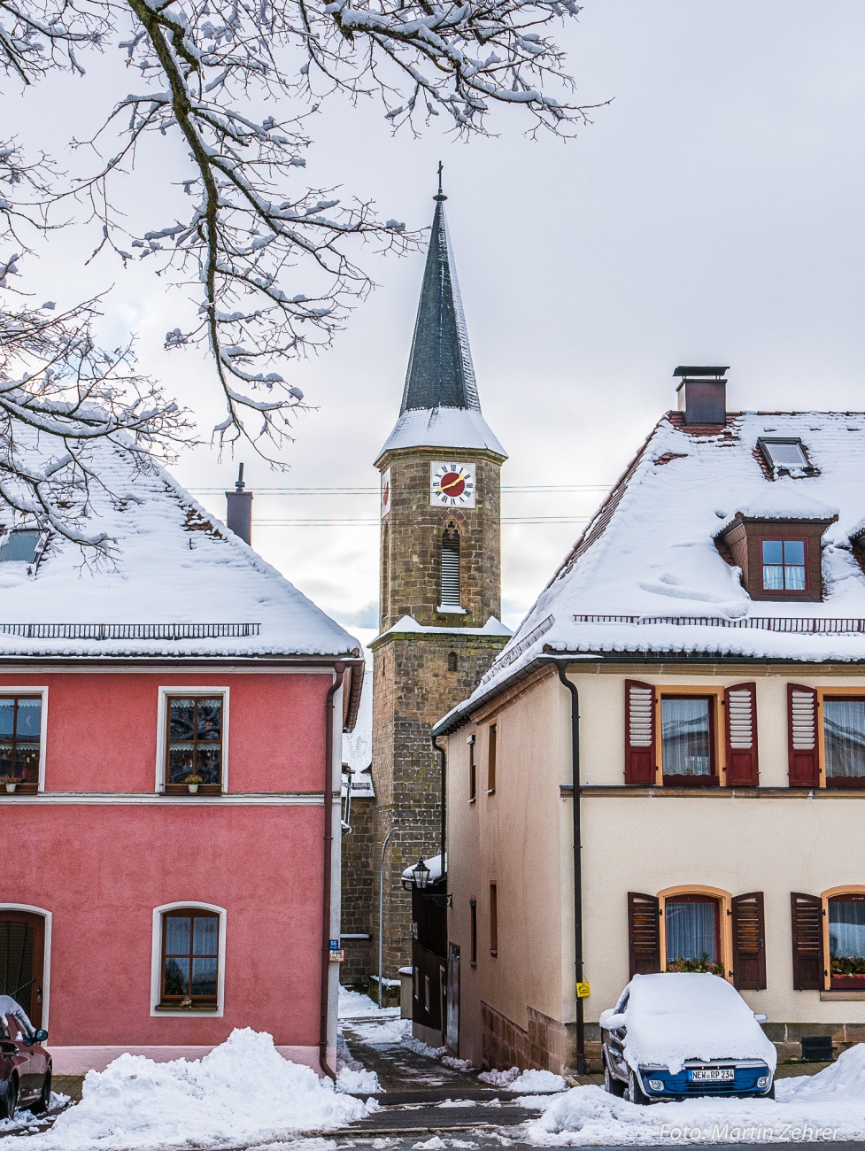 Foto: Martin Zehrer - Hinter den Häusern zu erkennen: die evangelische Kirche von Neustadt am Kulm. 