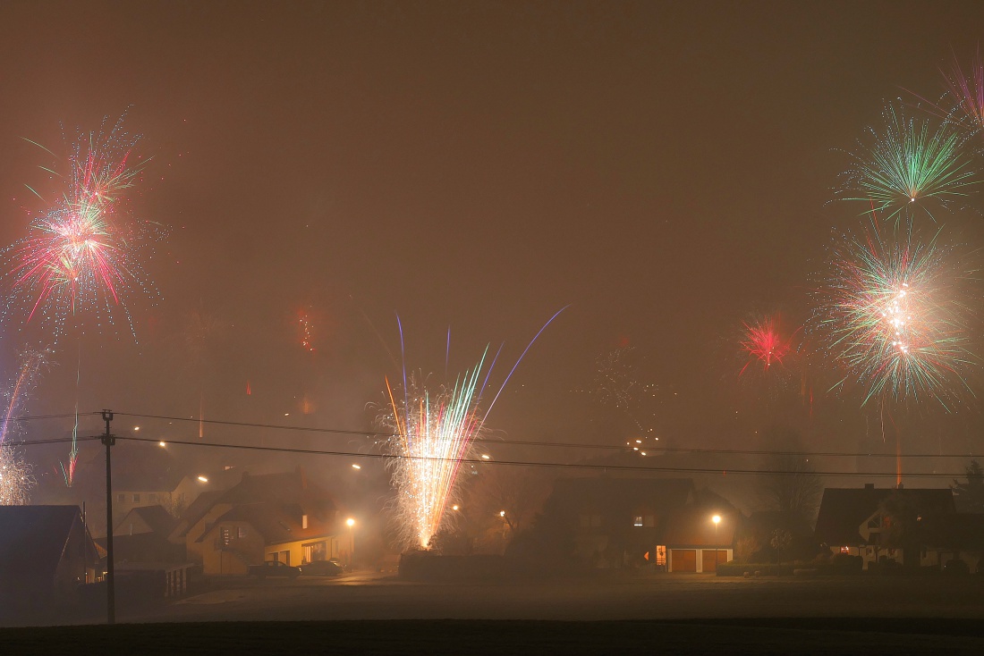 Foto: Martin Zehrer - Ein gesundes, erfolgreiches und fröhliches 2025! :-)<br />
<br />
Feuerwerk in Kemnath,  Eisersdorfer Au... 