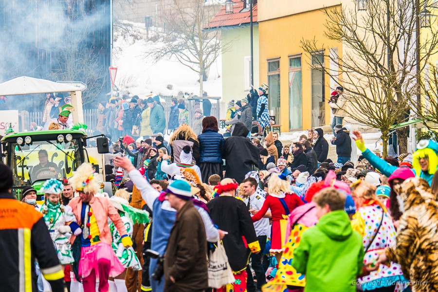 Foto: Martin Zehrer - Faschingszug durch Waldeck. Am Sonntag, den 15.2.2015 war es wieder so weit. Ein langer Zug<br />
mit zig Gaudiwagen und Hunderten Narren zog durch den Waldecker Markt. Mit vi 