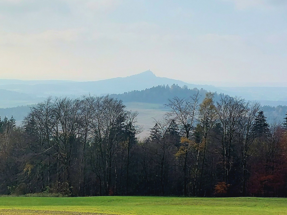 Foto: Martin Zehrer - Von Godas aus erblickt... Anzenstein und im Hintergrund der Rauhe Kulm... 