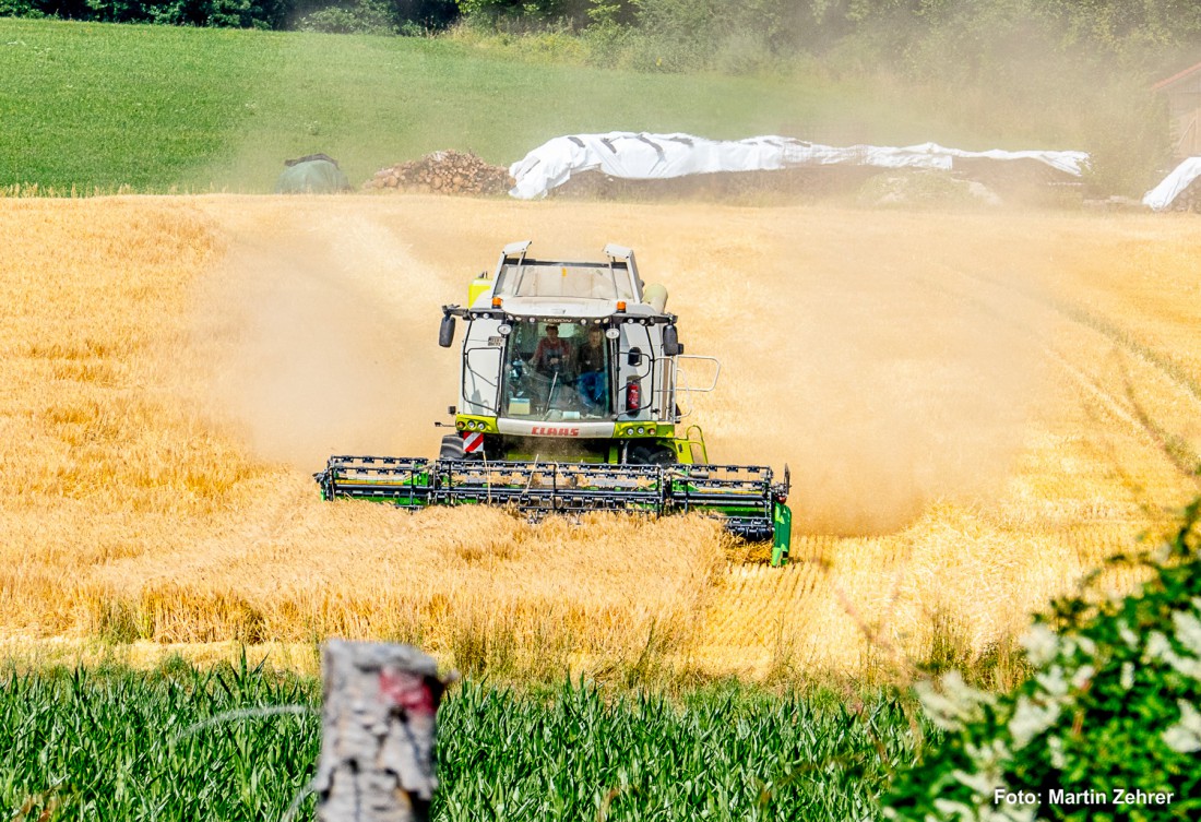 Foto: Martin Zehrer - Die Zeit ist da. Landwirte dreschen die Äcker ab.  