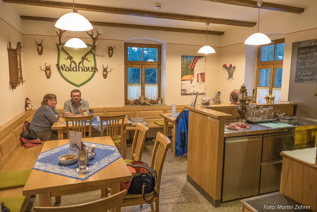 Foto: Martin Zehrer - Nach der Winterwanderung im Waldhaus einkehren... Der Kachelofen hatte gut geheizt, die Brotzeit war super! 