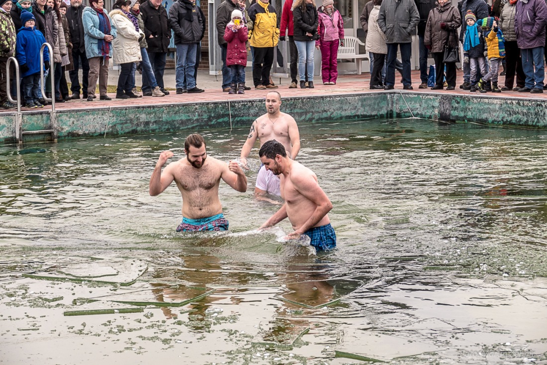 Foto: Martin Zehrer - Neujahrs-Schwimmen in Immenreuth bei ca. -5 Grad Außentemperatur und im eisig kalten Wasser...<br />
<br />
Bereits das 15. Mal springen nur die härtesten Badegäste ins Wasser des  