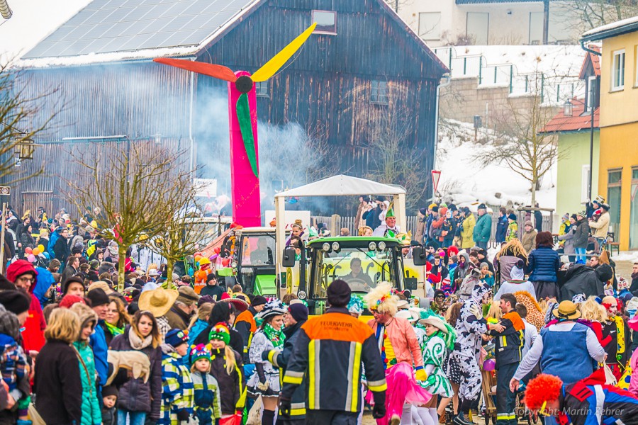 Foto: Martin Zehrer - Faschingszug durch Waldeck. Am Sonntag, den 15.2.2015 war es wieder so weit. Ein langer Zug<br />
mit zig Gaudiwagen und Hunderten Narren zog durch den Waldecker Markt. Mit vi 