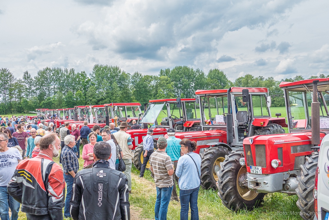 Foto: Martin Zehrer - Publikumsmagnet Schlüter-Schlepper: <br />
Die Besucher des Mühlentages auf der Schustermühle in Eisersdorf strömten natürlich auch zu den Giganten aus vergangenen Tagen hin.<br />
 