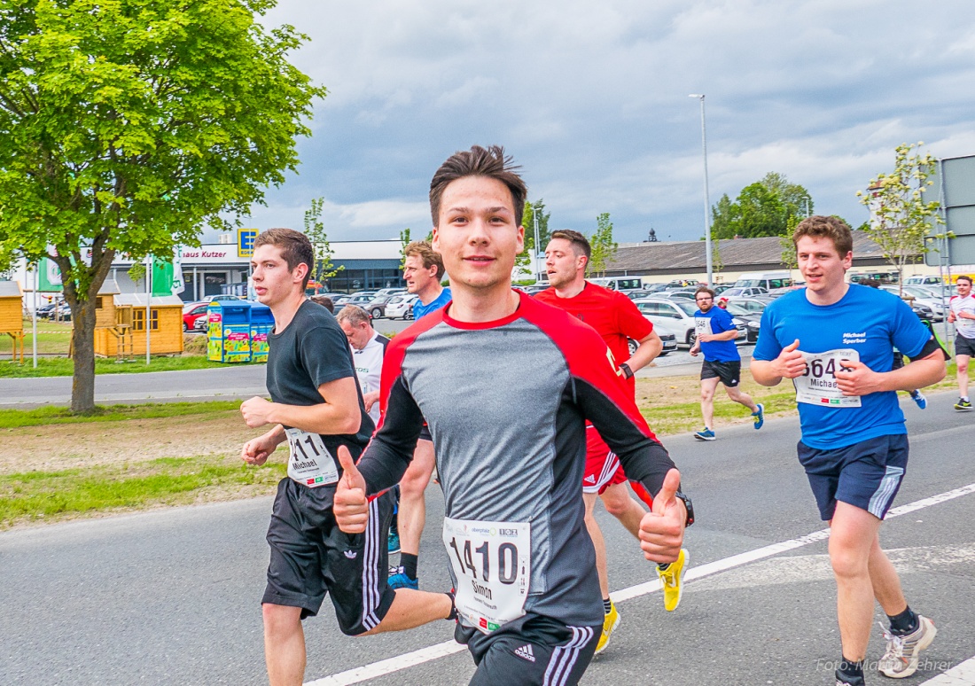 Foto: Martin Zehrer - Nofi-Lauf 2017: Start am Stadtplatz und Ziel beim Siemens... 5,9 Kilometer durch Kemnath und rund herum. Mehr als 8000 Teilnehmer fanden sich in Kemnath zusammen um die S 