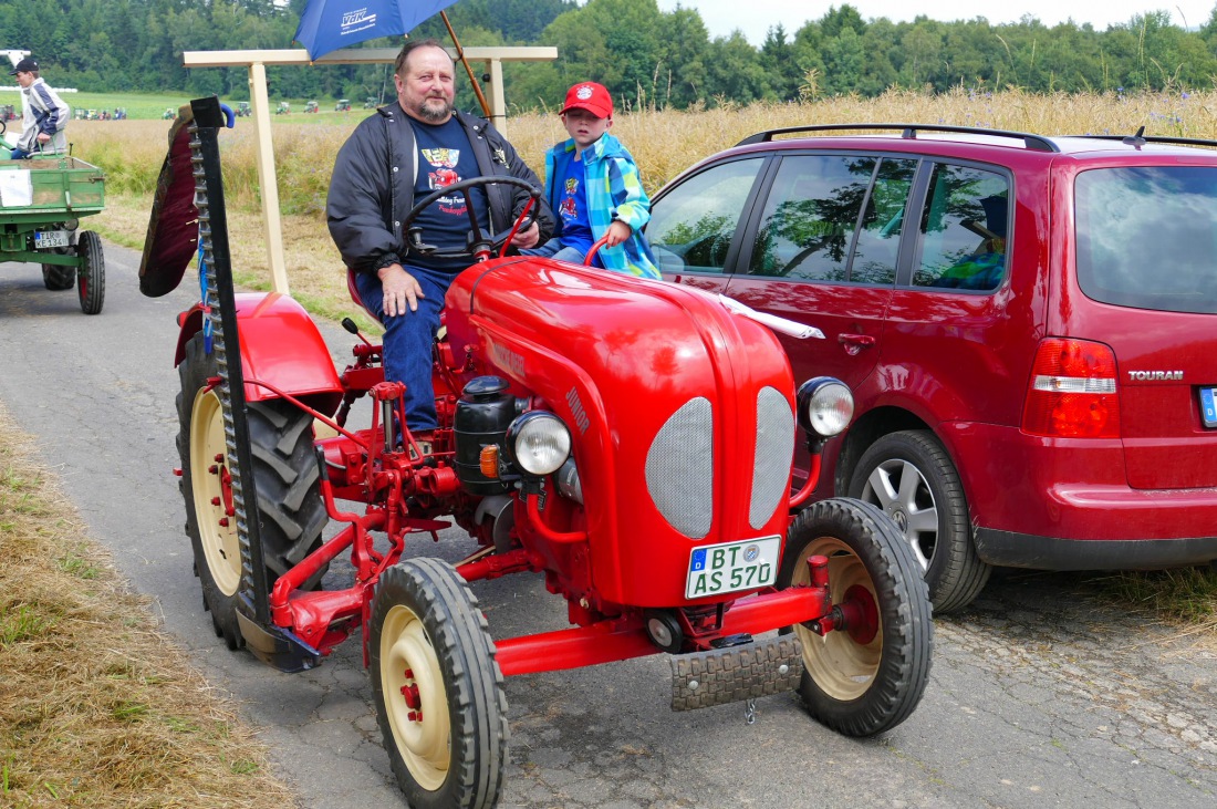 Foto: Martin Zehrer - Traktortreffen 2016 in Oberwappenöst<br />
Trotz Regen am Vormittag kamen an diesem Sonntag ca. 120 Oldtimer-Bulldogs und unzählige Besucher. Zum Mittag hin klarte das Wetter  