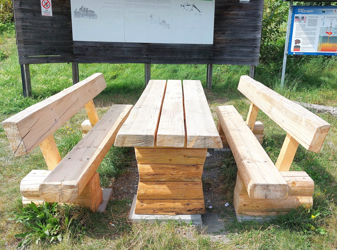 Foto: Martin Zehrer - Oben, auf dem Schlossberg steht eine neue Tisch-Bank-Garnitur aus Holz.<br />
Hier kann man nach dem Aufstieg eine gemütliche Brotzeit machen.  