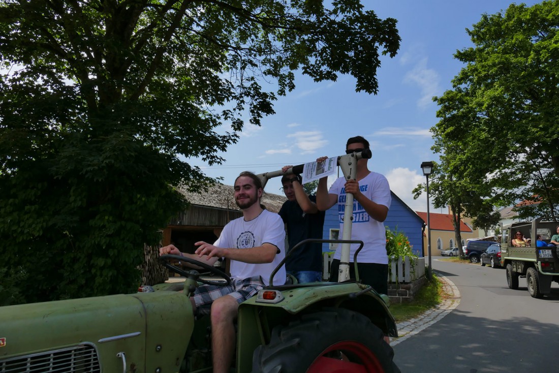 Foto: Martin Zehrer - Wir sind dabei. Rundfahrt auf dem Bulldogtreffen von Oberwappenöst. Die Freiwillige Feuerwehr von Oberwappenöst hat dieses Bulldogtreffen organisiert. Genial! 