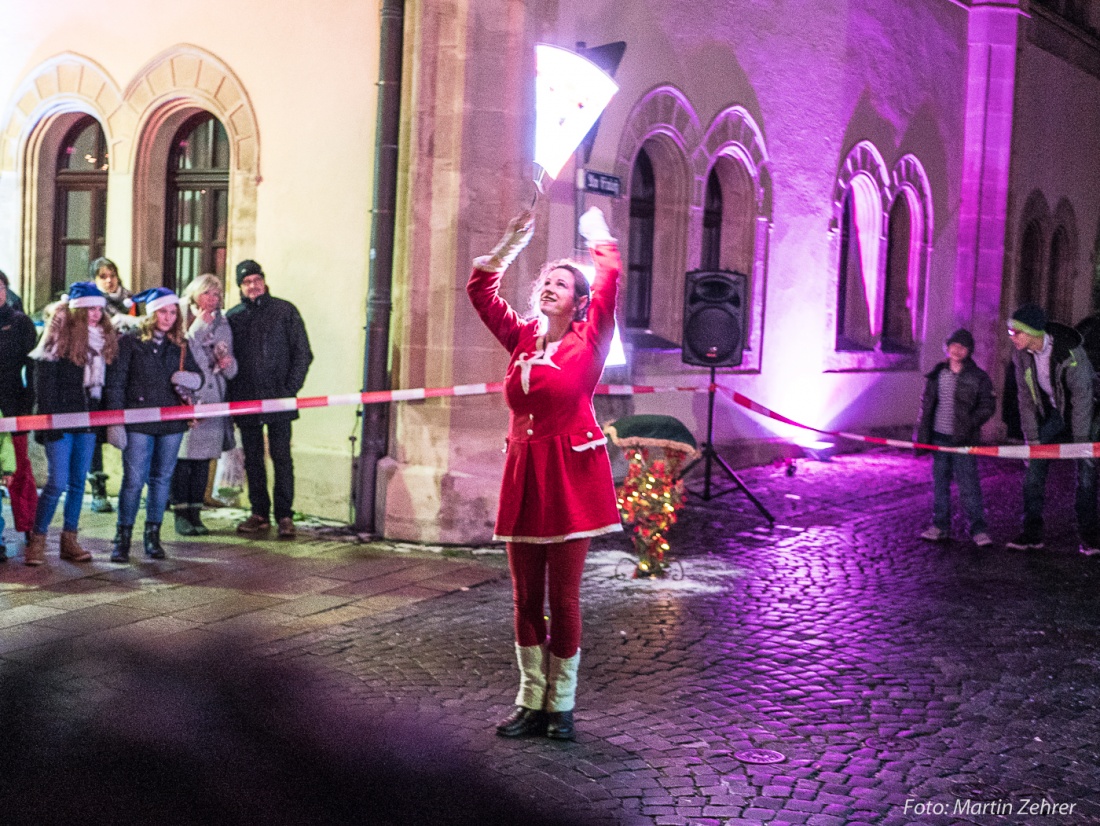 Foto: Martin Zehrer - Lichtkünstlerin Lady Firesmile beim Candle-Light-Shopping 2017 in Kemnath  