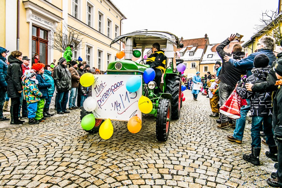 Foto: Martin Zehrer - Faschingszug durch Waldeck. Am Sonntag, den 15.2.2015 war es wieder so weit. Ein langer Zug<br />
mit zig Gaudiwagen und Hunderten Narren zog durch den Waldecker Markt. Mit vi 