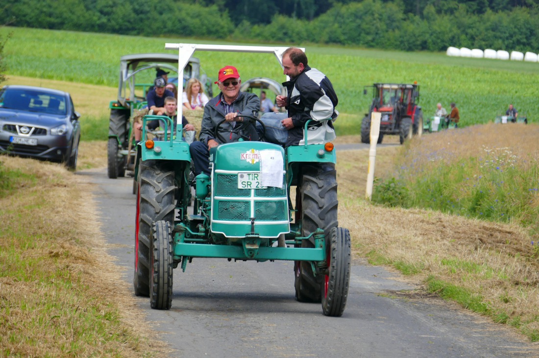 Foto: Martin Zehrer - Traktortreffen 2016 in Oberwappenöst<br />
Trotz Regen am Vormittag kamen an diesem Sonntag ca. 120 Oldtimer-Bulldogs und unzählige Besucher. Zum Mittag hin klarte das Wetter  