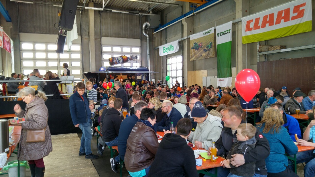 Foto: Martin Zehrer - Volles Haus...20 Jahre HOWA in Neusorg... Ein zünftiges Jubiläum für die Jungen und die Alten. Zahlreiche Land- & Forstmaschinen wurden ausgestellt, in der Werkstatt-Hall 