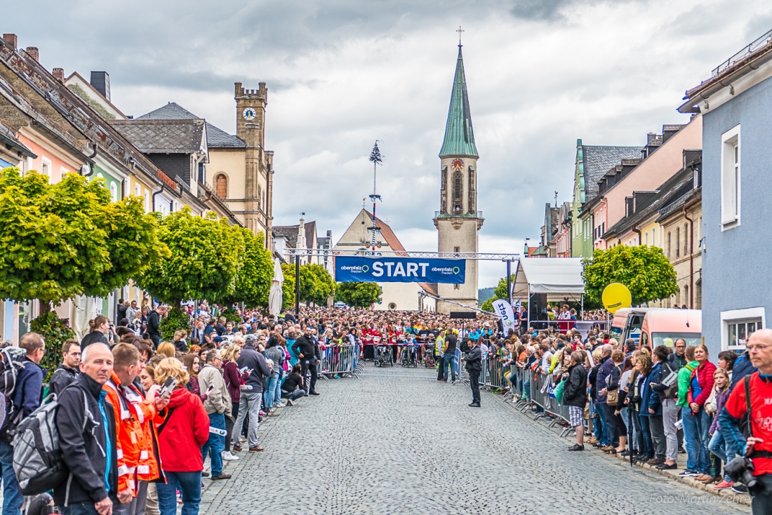 Foto: Martin Zehrer - Nofi-Lauf 2017: Start am Stadtplatz und Ziel beim Siemens... 5,9 Kilometer durch Kemnath und rund herum. Mehr als 8000 Teilnehmer fanden sich in Kemnath zusammen um die S 